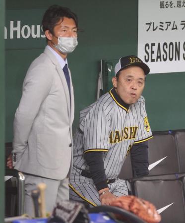 　鳥谷氏（左）と話す岡田監督（撮影・吉澤敬太）