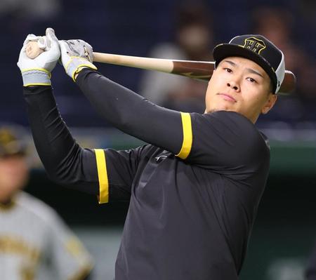 　素振りを繰り返す佐藤輝（撮影・吉澤敬太）