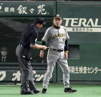 　８回、投手交代を告げる岡田監督（撮影・堀内翔）