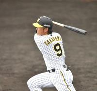 　３回、二塁打を放つ高山（撮影・中田匡峻）