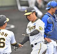 　４回、右越えに２ランを放った高山（中央）