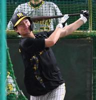 　試合前に打撃練習をする渡辺諒（撮影・堀内翔）