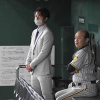　試合前、ベンチで岡田監督（右）と話す鳥谷氏（撮影・高部洋祐）