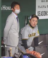 　鳥谷氏（左）と話す岡田監督（撮影・吉澤敬太）