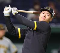 　素振りを繰り返す佐藤輝（撮影・吉澤敬太）