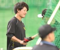 　試合前、中田翔（右）とタッチを交わす渡辺諒（撮影・吉澤敬太）