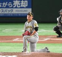 　６回、丸に中前打を打たれて膝をつく西純（撮影・堀内翔）