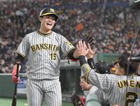 　５回、犠打を成功させ、ナインとタッチを交わす西純（撮影・高部洋祐）