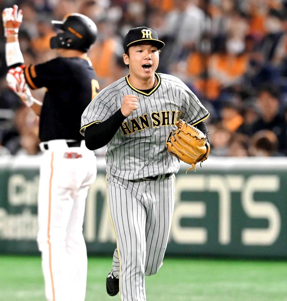 　５回、坂本（左）を一飛に打ち取り、ガッツポーズを決める村上（撮影・高部洋祐）