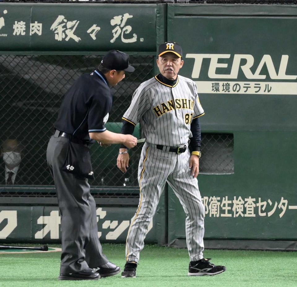 　８回、投手交代を告げる岡田監督（撮影・堀内翔）