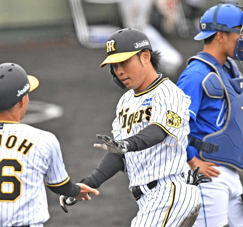 　４回、右越えに２ランを放った高山（中央）