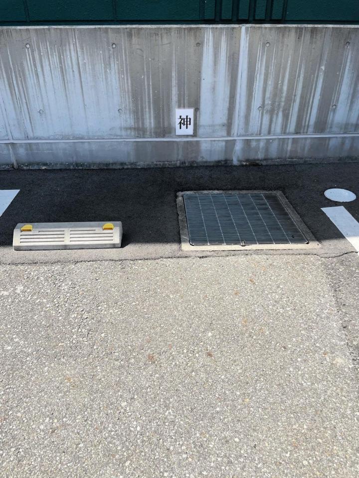 　虎風荘の駐車場にしっかり記された「神」