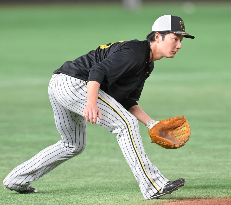 　試合前、ノックを受ける渡辺諒（撮影・高部洋祐）