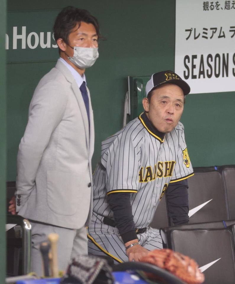 　鳥谷氏（左）と話す岡田監督（撮影・吉澤敬太）