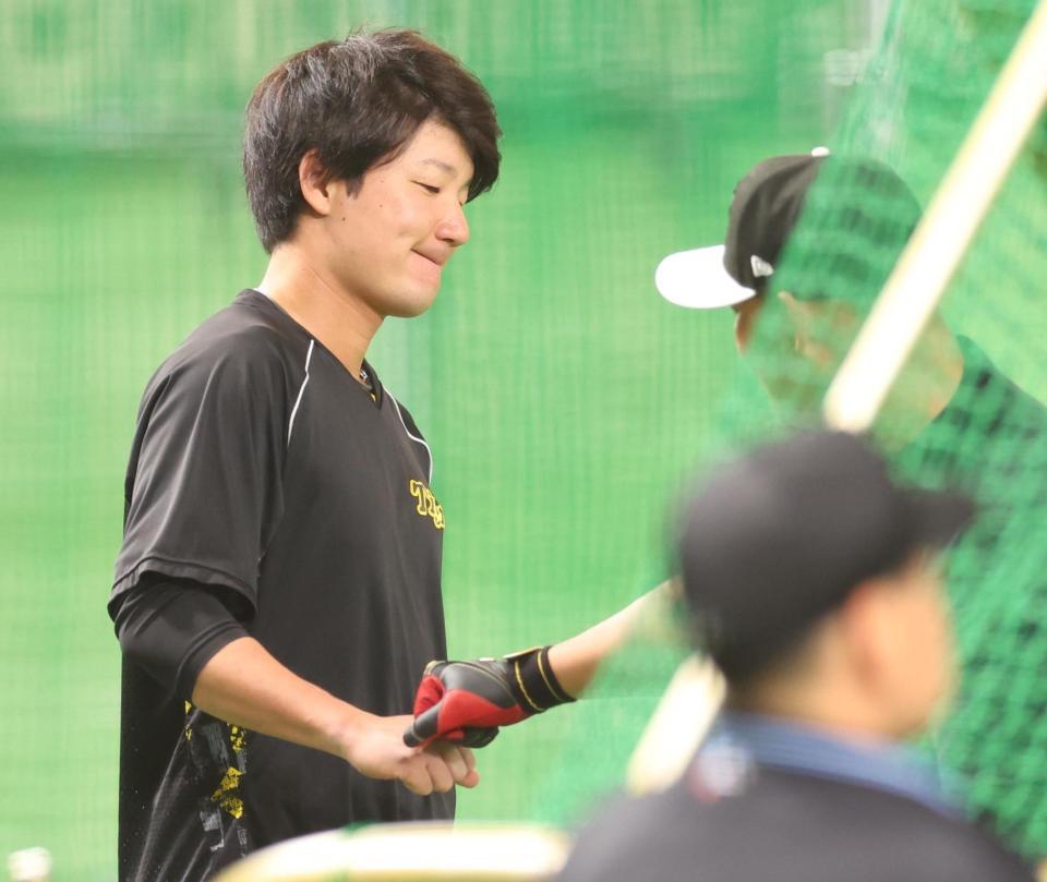 　試合前、中田翔（右）とタッチを交わす渡辺諒（撮影・吉澤敬太）