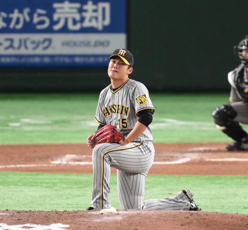 　６回、丸に中前打を打たれて膝をつく西純（撮影・堀内翔）