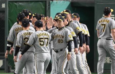 　試合後、ナインを迎える岡田監督（撮影・堀内翔）