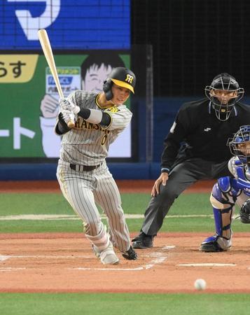 　２回、センターへ適時打を放つ木浪（撮影・伊藤笙子）