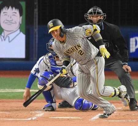 　２回、投手強襲の安打を放つ梅野（撮影・伊藤笙子）