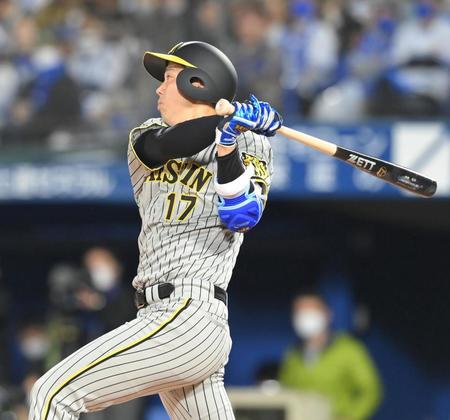 　２回、右前打を放つ青柳（撮影・高部洋祐）