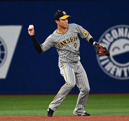 　１回、宮崎の打球を抑え併殺打にする木浪（撮影・金田祐二）