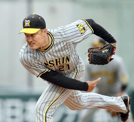 　ソフトバンク打線を相手に力投する秋山