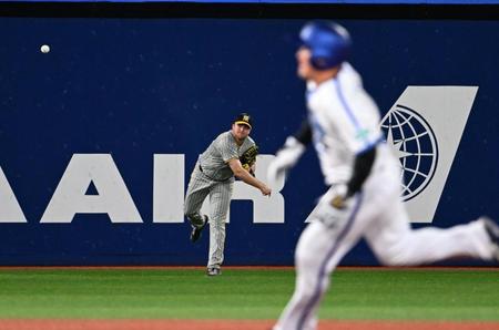 　２回、関根の左前打で一走・牧で三塁でアウトにするノイジー（撮影・金田祐二）