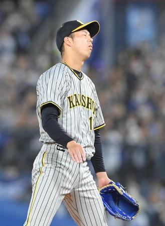 ５回、牧に同点の押し出し四球を与え、悔しがる青柳（撮影・高部洋祐）