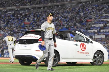 　５回途中、富田（左）にマウンドを譲る青柳（撮影・高部洋祐）