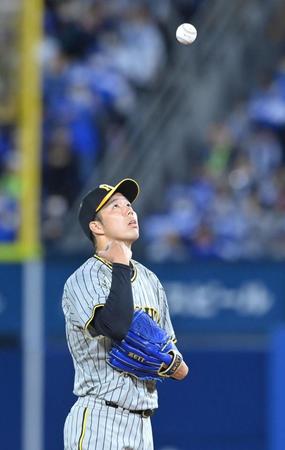 　５回、ピンチを迎え、ボールを放り上げる青柳（撮影・高部洋祐）