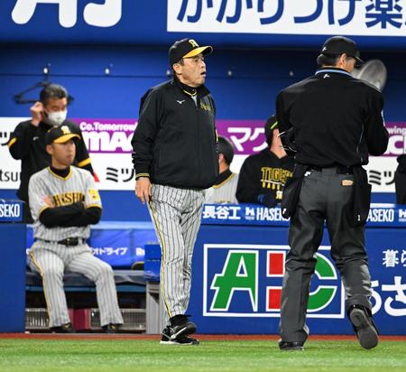 　５回、渋い表情で青柳を代える岡田監督（撮影・金田祐二）