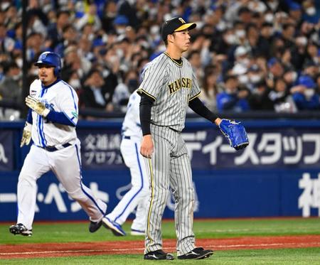 　５回、関根の２点二塁打に呆然の青柳（撮影・金田祐二）