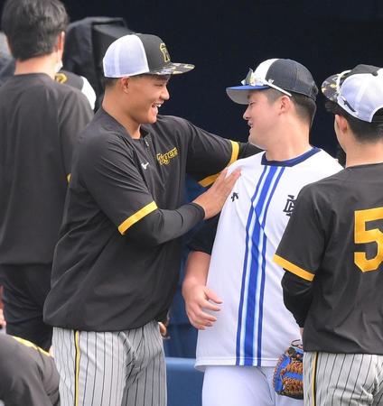 　試合前、中大の先輩である牧（右）とじゃれ合う森下（撮影・伊藤笙子）