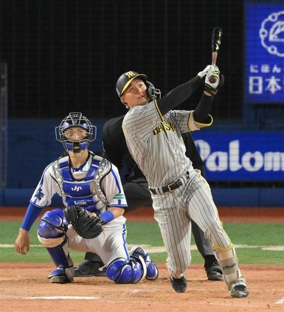 　９回、大きな中飛を打ち上げる森下（撮影・伊藤笙子）