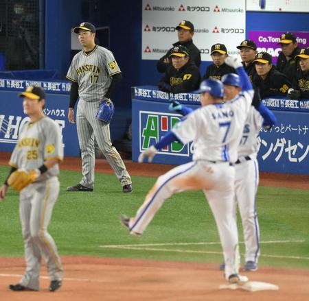 　５回、佐野（手前右）に三塁打を浴びた青柳（左）＝撮影・伊藤笙子