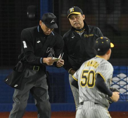 　６回、バッテリー交代を告げる岡田監督（右）＝撮影・伊藤笙子