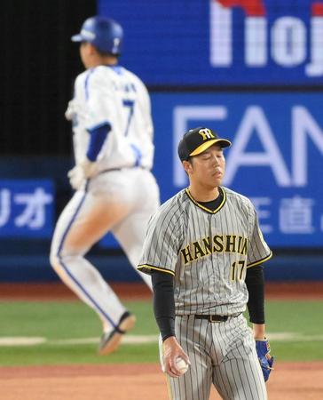 　５回、牧に押し出し四球を与え、同点に追いつかれた青柳（撮影・伊藤笙子）