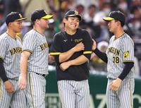 　阪神・西純（中央）は小幡（右端）、（左から）森下、ノイジーから出迎えの列の先頭に押し出され照れる