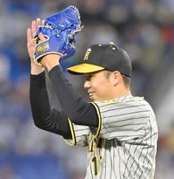 　１回、木浪の好守に笑顔を見せる青柳（撮影・高部洋祐）