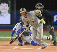 　２回、投手強襲の安打を放つ梅野（撮影・伊藤笙子）