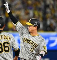 　２回、中前先制適時打を放ちベンチにアピールする木浪（撮影・金田祐二）