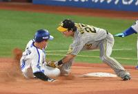 　２回、関根の左前打で三塁を狙った一走・牧（左）を封殺する三塁手・渡辺諒（撮影・伊藤笙子）