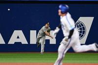 　２回、関根の左前打で一走・牧で三塁でアウトにするノイジー（撮影・金田祐二）