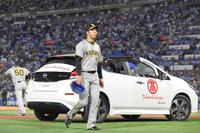 　５回途中、富田（左）にマウンドを譲る青柳（撮影・高部洋祐）