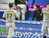 　５回、青柳（左）が５回もたずにＫＯされ、暗い表情の岡田監督（撮影・伊藤笙子）