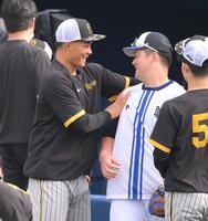 　試合前、中大の先輩である牧（右）とじゃれ合う森下（撮影・伊藤笙子）