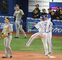 　５回、佐野（手前右）に三塁打を浴びた青柳（左）＝撮影・伊藤笙子