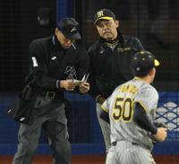 　６回、バッテリー交代を告げる岡田監督（右）＝撮影・伊藤笙子