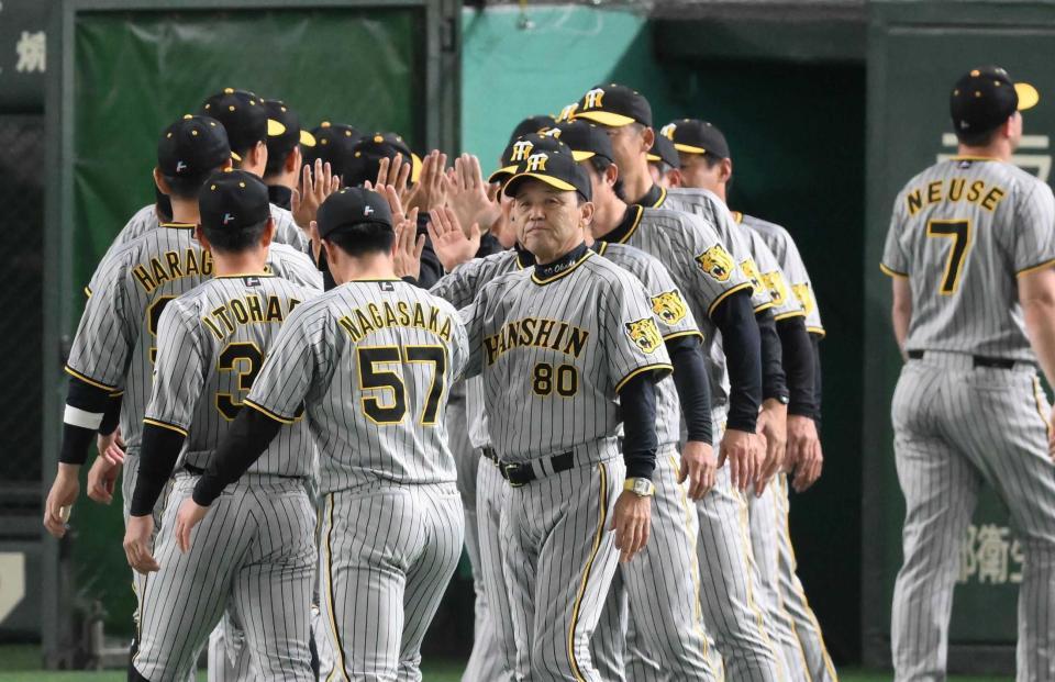 　試合後、ナインを迎える岡田監督（撮影・堀内翔）