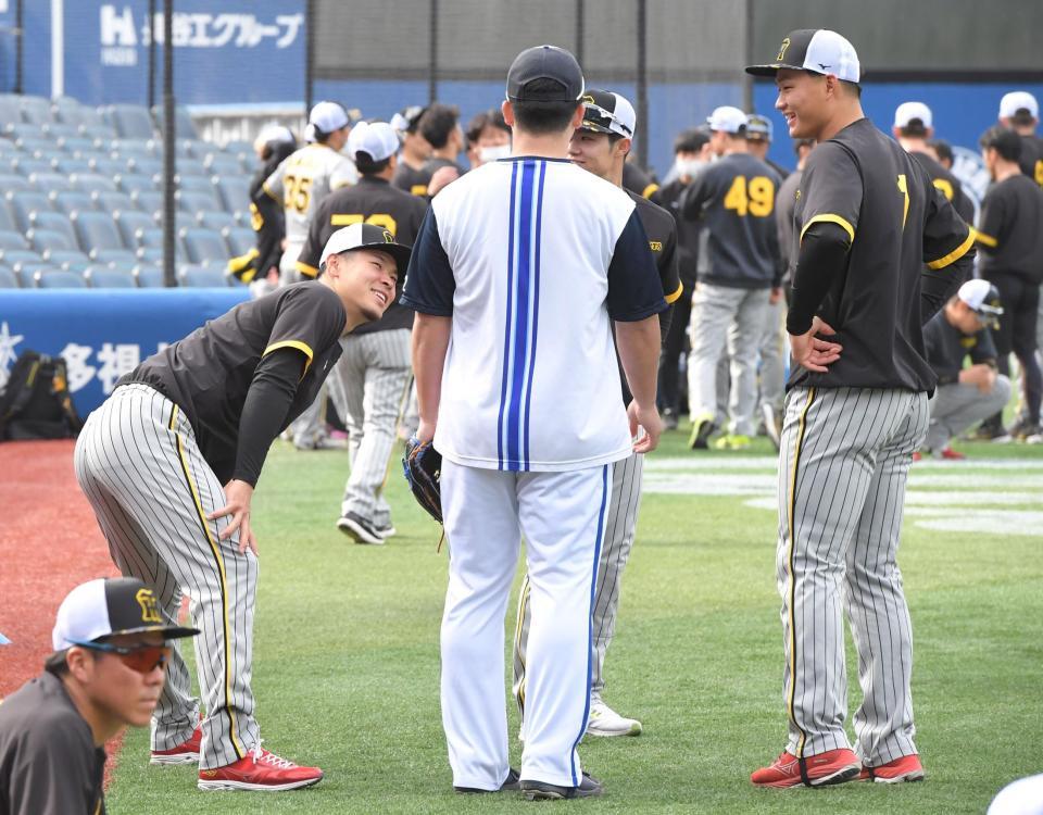 　試合前、牧（手前）と談笑する佐藤輝（左）、森下ら（撮影・高部洋祐）